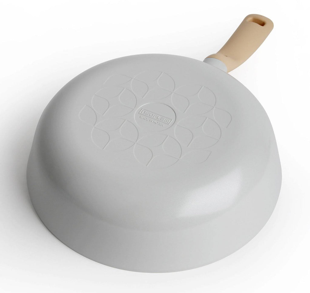 9.5-Inch Cast Aluminum Frying Pan with Soft-Touch A825208